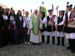 Il Vicesindaco di Biella Livia Caldesi con Padre Accursio in Piazzetta Alberto Ferrero della Marmora, alla festa dei Sardi di Biella