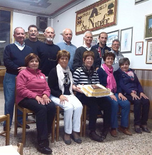 Piera Sanna (al centro con la torta) e alcuni coristi di Voci di Su Nuraghe