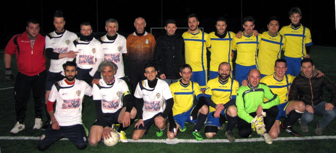 le formazioni di Su Nuraghe Calcio Biella e Garella FC con al centro l'arbitro Gian Franco Casalicchio