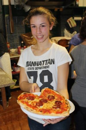 Martina Mocci con pizza Su Nuraghe