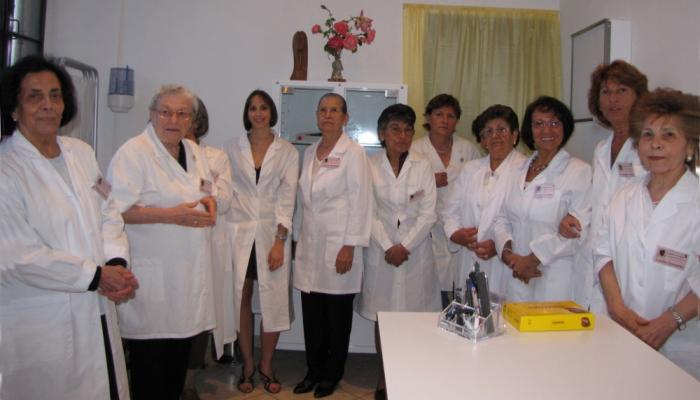 Maria Manconi, prima a sinistra, e infermiere di su nuraghe