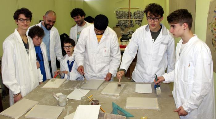 laboratorio di restauro, allievi e docenti del Liceo Scientifico Avogadro di Biella