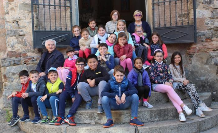 Pettinengo, maestre e ragazzi della scuola elementare di Cossato