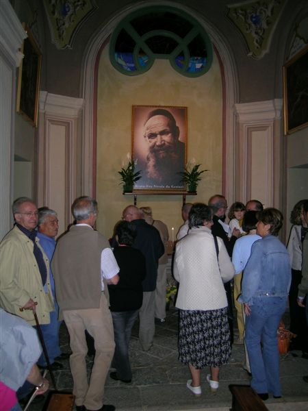 fotografia di un gruppo di Soci in visita alla cappella di Frade Nigolau