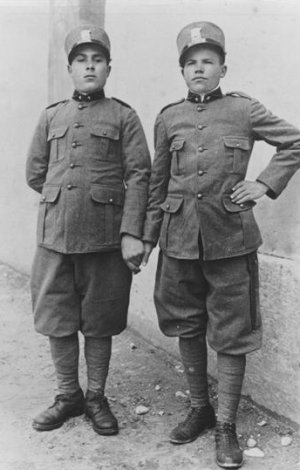 Due giovani soldati di Pozzomaggiore