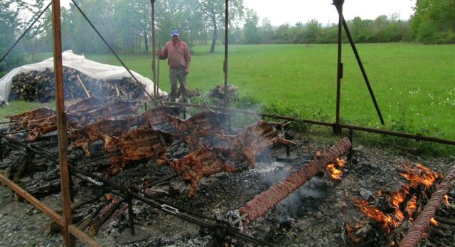 Gruppi di lavoro ritratti vicino agli spiedi