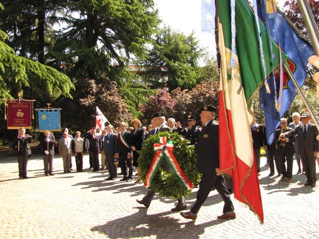 Biella, Festa dell'Esercito, deposizione della corona al monumento ai Caduti
