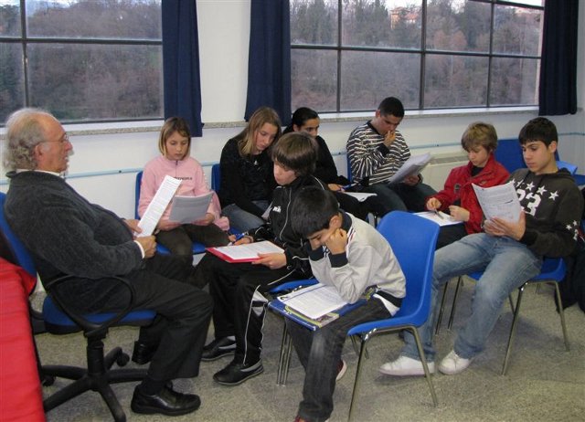 ragazzi a scuola di sardo