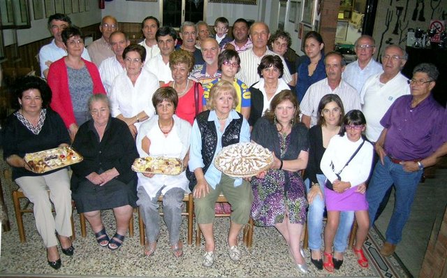 gruppo di alcuni amici con su pane de sas animas