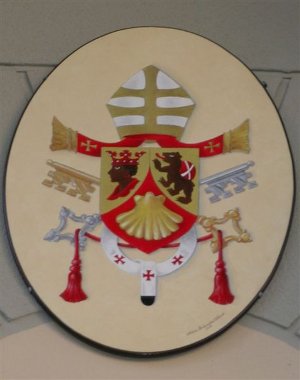stemma di Papa Benedetto XVI presente sulla facciata del palazzo vescovile di Oristano