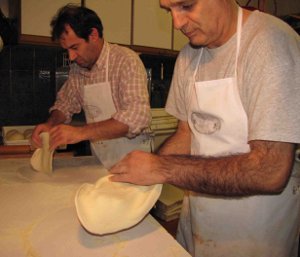 alcune fasi di preparazione della pizza