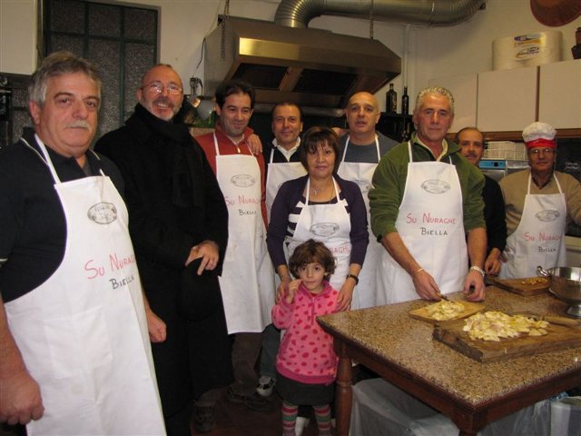 il cappellano di Su Nuraghe don Ferdinando Gallu saluta i cuochi