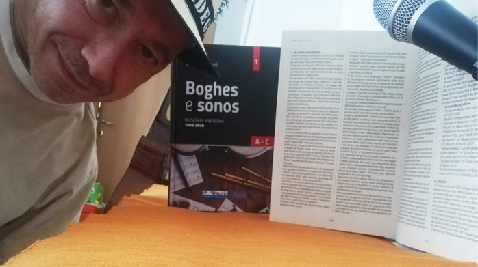 Massimo Zaccheddu con i volumi Boghes e sonos