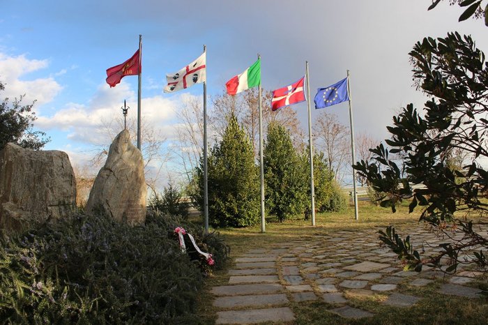 Biella, bandiere a Nuraghe Chervu