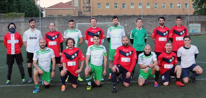 Atleti di Su Nuraghe Calcio Biella con Tramsporter United