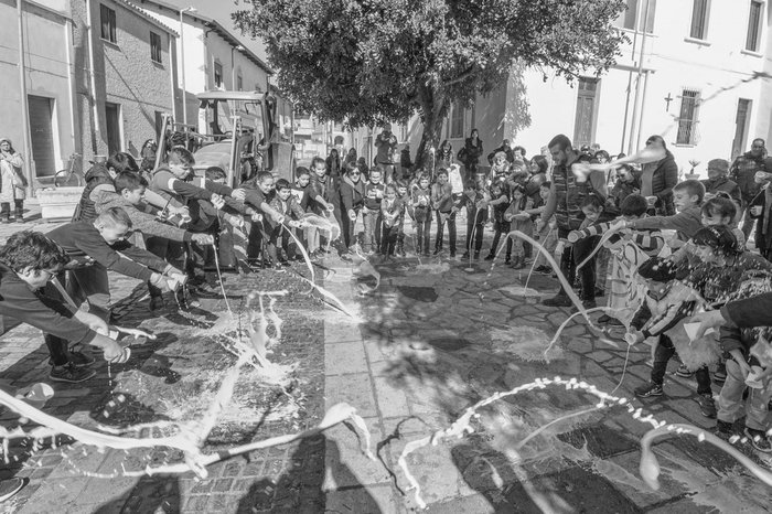 sversamento del latte, protesta solidale dei bambini