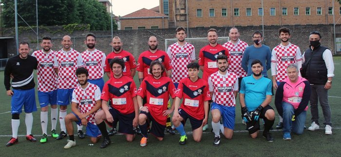 Atleti di Su Nuraghe Calcio Biella con Pizza Flash