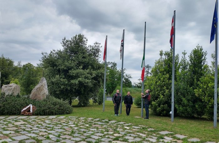 Biella, alzabandiera e infiorata a Nuraghe Chervu