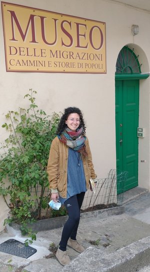 Pettinengo, Marta Campana davanti alla sede del Museo delle Migrazioni