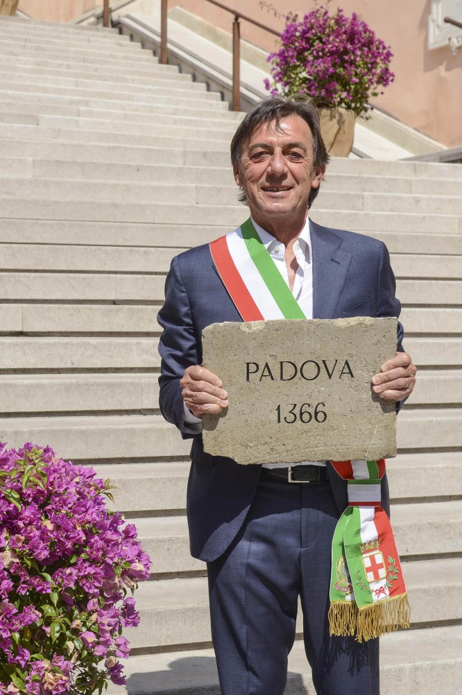 Sergio Giordani, sindaco di Padova con la pietra inviata a Biella
