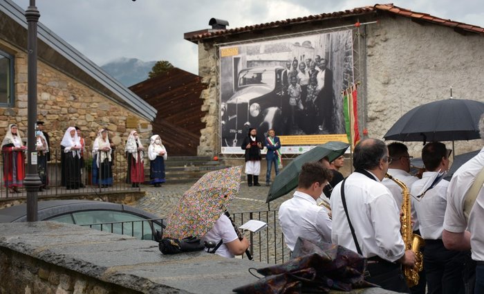 Pettinengo, piazza San Rocco, un momento dell'inaugurazione della mostra