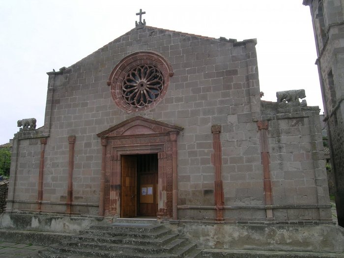 due leoni atterrano due orsi posti sulla facciata della chiesa parrocchiale di Ardauli