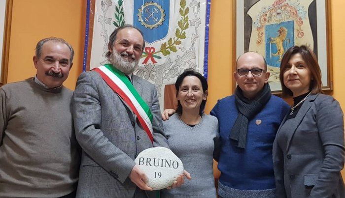 Giunta comunale di Bruino con la pietra consegnata a Biella