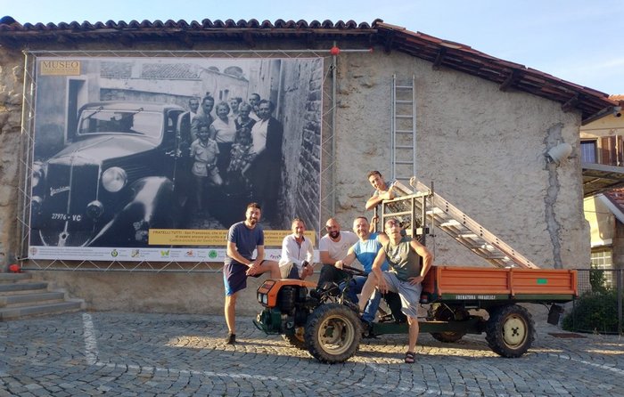 Alpini e Pro Loco di Pettinengo durante gli allestimenti della mostra Fratelli tutti