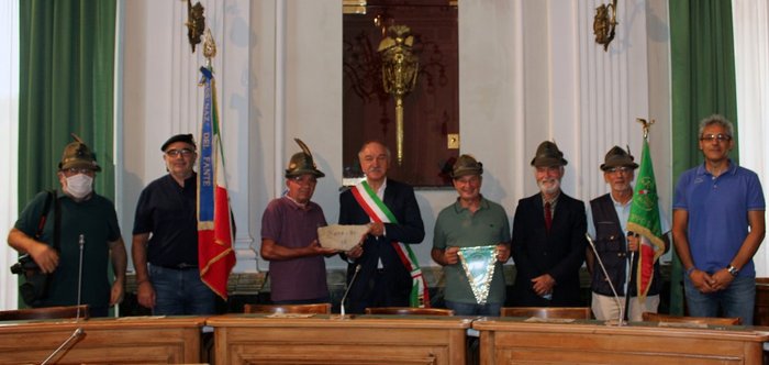 consegna della pietra di memoria davanti alla Mazza civica di Biella