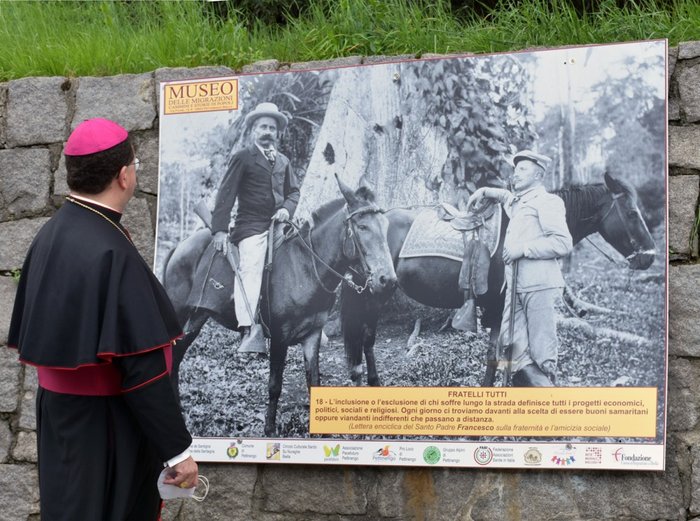 gigantografia di emigrati pettinenghesi in Costa Rica