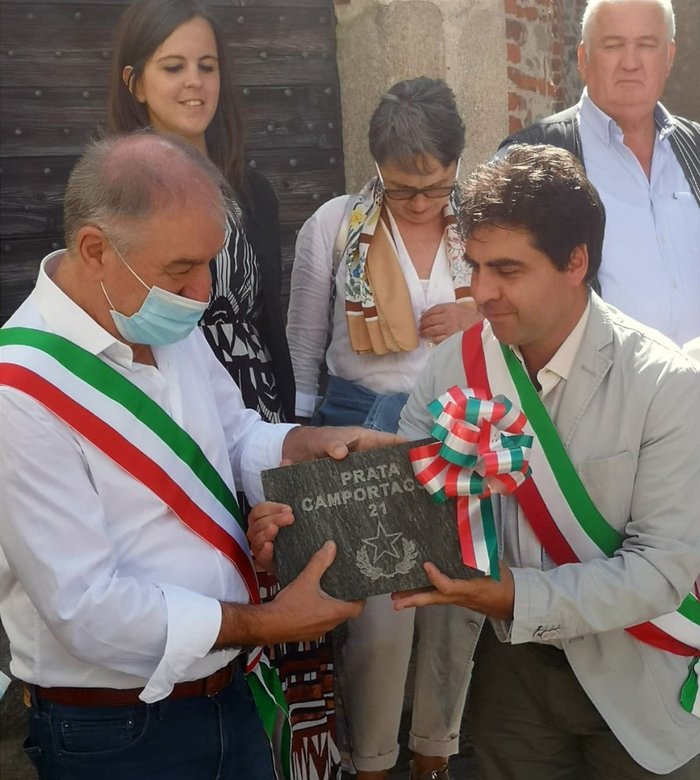l'assessore Silvio Tosi riceve la pietra di memoria dal sindaco Davide Tarabini