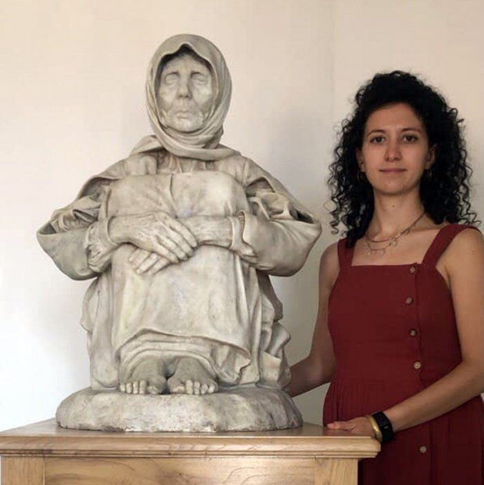  statua marmorea di La Madre dell'ucciso di Francesco Ciusa