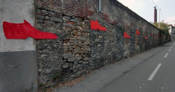 scarpe rosse in via Ogliaro a Biella