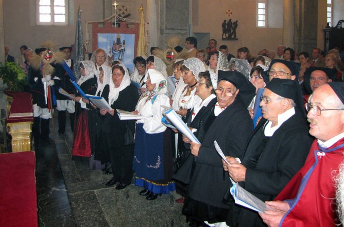 Soci di Su Nuraghe in preghiera davanti al sacello eusebiano di Santa Maria di Oropa