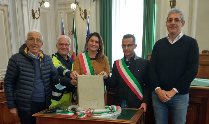 Il Comune Maiolati Spontini consegna a Biella la pietra di memoria