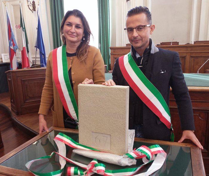 Il Comune Maiolati Spontini consegna a Biella la pietra di memoria