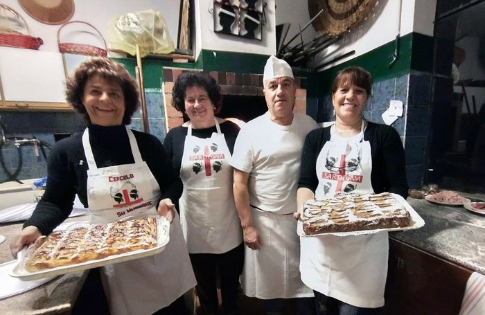 Pasqualino Senes e lo staff di volontari con Anna, Antonietta e Margherita