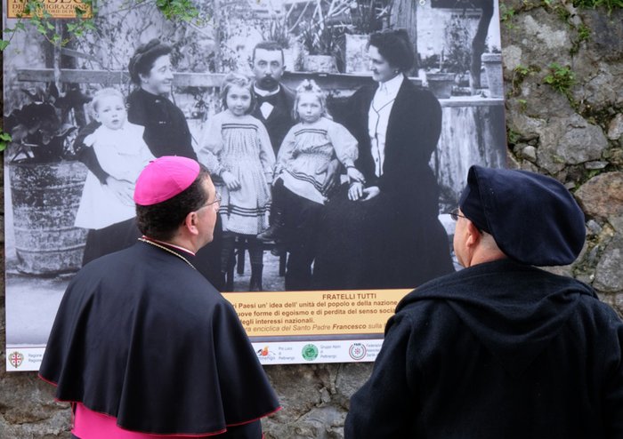 il vescovo Farinella alla mostra di Pettinengo