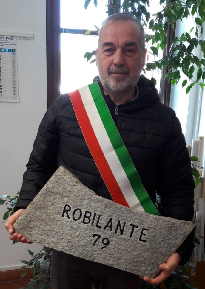 Massimo Edoardo Burzi, sindaco di Robilante con la pietra inviata a Biella