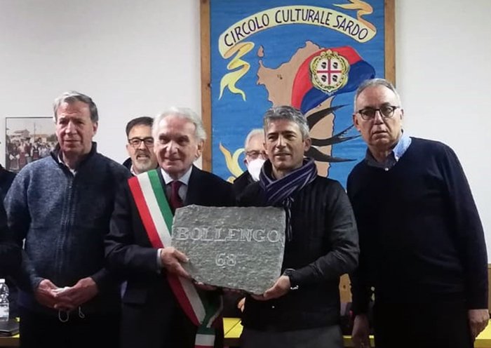 consegna della pietra di memoria da parte del sindaco di Bollengo Luigi Ricca
