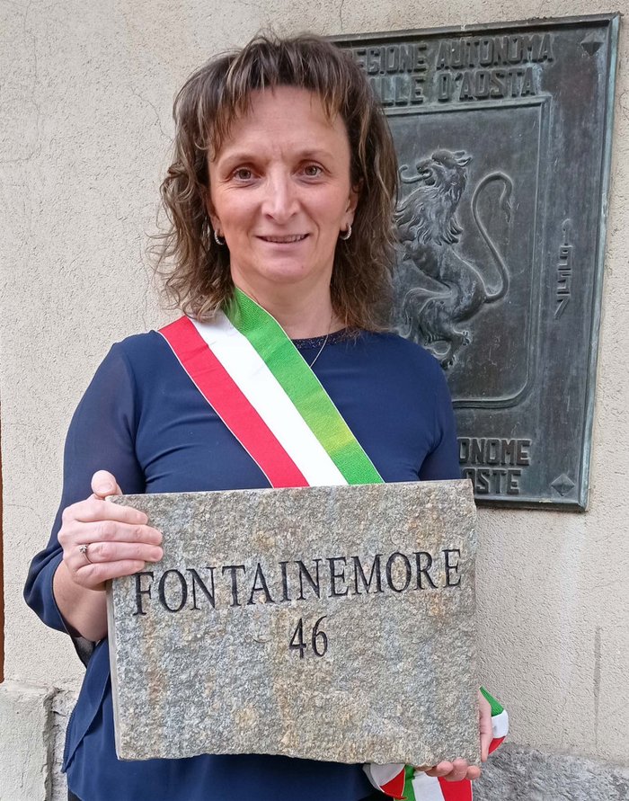 il Sindaco di Fontainemore Speranza Girod con la pietra consegnata a Biella
