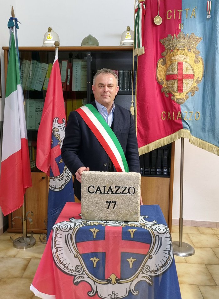 Stefano Gianquinto, Sindaco della Città di Caiazzo con la pietra inviata a Biella