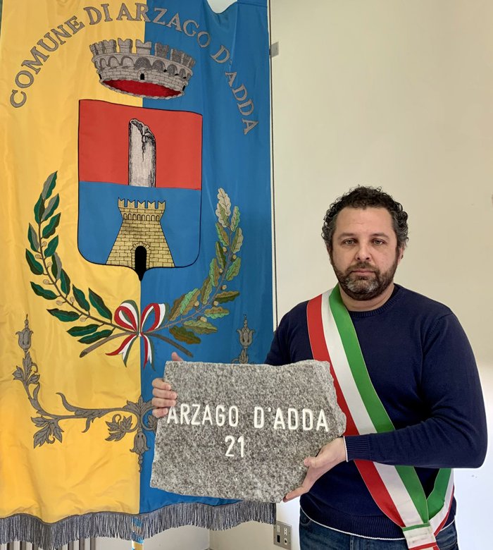 il sindaco di Arzago, Gabriele Riva con la pietra inviata a Biella