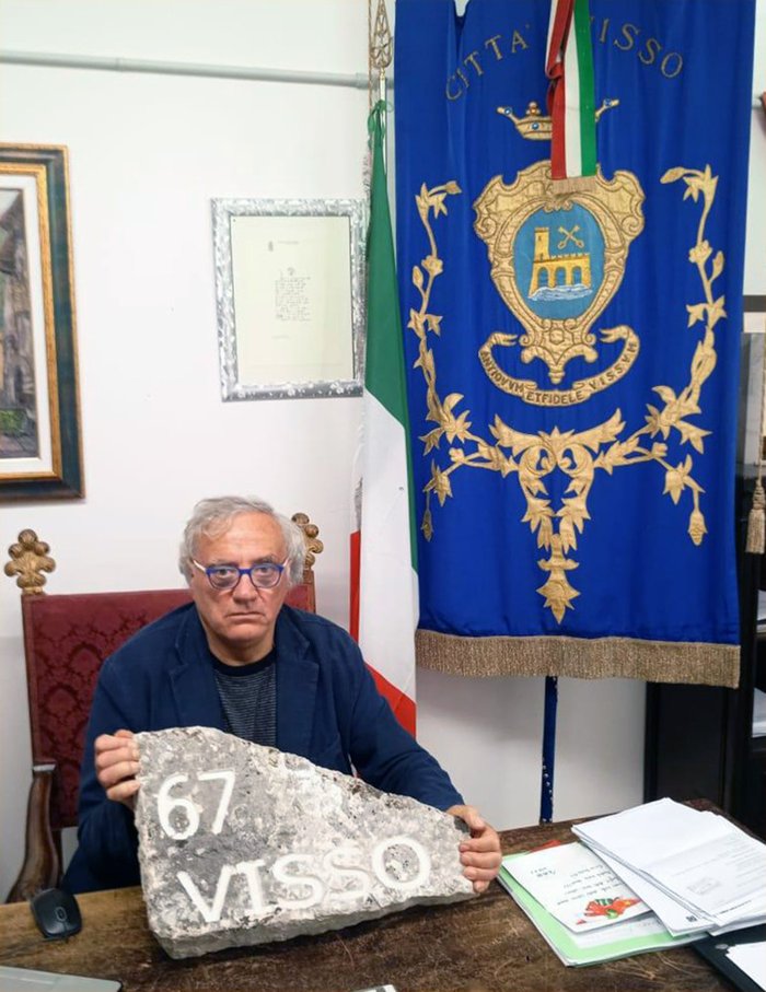 il sindaco di Visso, Gian-Luigi Spieganti Maurizi, con la pietra inviata a Biella