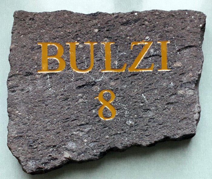 pietra di trachite nera del Comune di Bulzi inviata a Biella