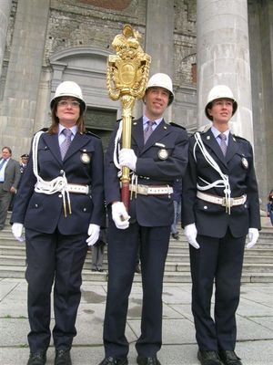 vigili urbani con mazza civica