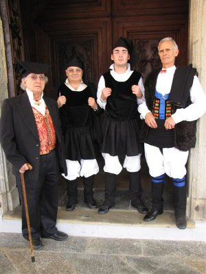 Uomini di Su Nuraghe a Biella. Giovani, adulti ed anziani in abiti tradizionali.