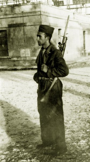 1950, soldato in servizio armato