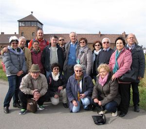 Davanti al campo di Auschwitz-Birkenau