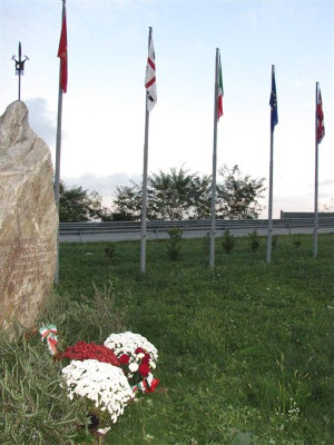 Biella, IV Novembre 2013, fiori e bandiere nell'area monumentale di Nuraghe Chervu